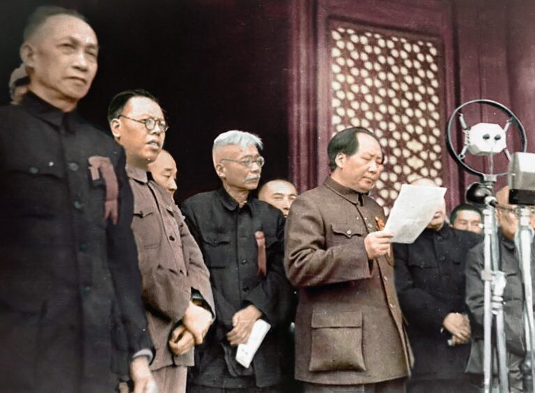 Imagem recolorida obtida da fotografia monocromática original do presidente Mao Zedong proclamando a República Popular da China em 1º de outubro de 1949