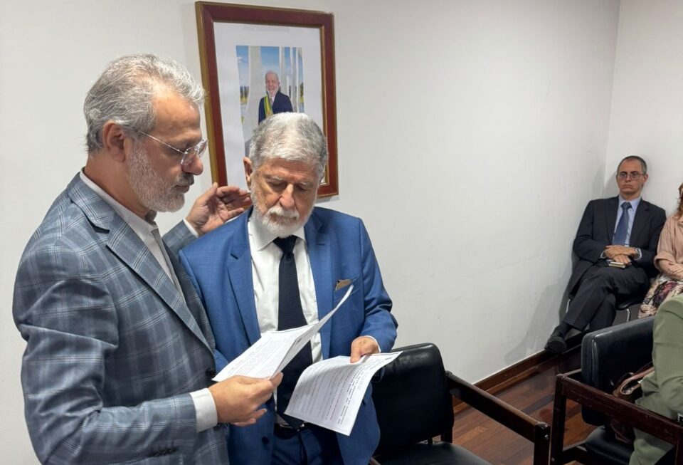 Ualid Rabah entrega ofício da Fepal nas mãos do ministro Celso Amorim