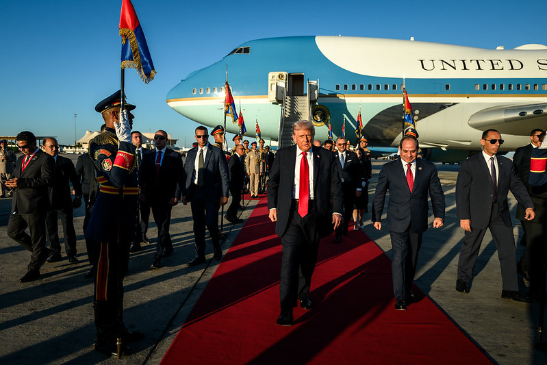 O presidente Donald Trump desembarca no Aeroporto Internacional de Sharm El Sheikh, no Egito. Foto oficial da Casa Branca por Daniel Torok.