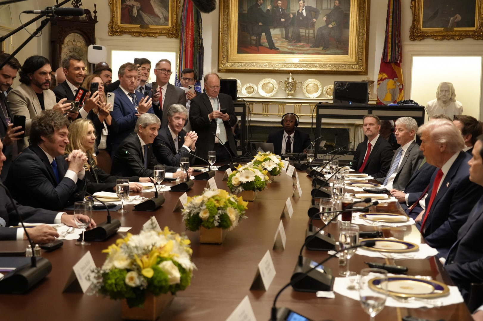 Almoço entre as Comitivas de Milei e equipe de Trump. Foto Difusão Presidencial/AR