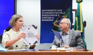 Economistas anunciam apoio a Lula