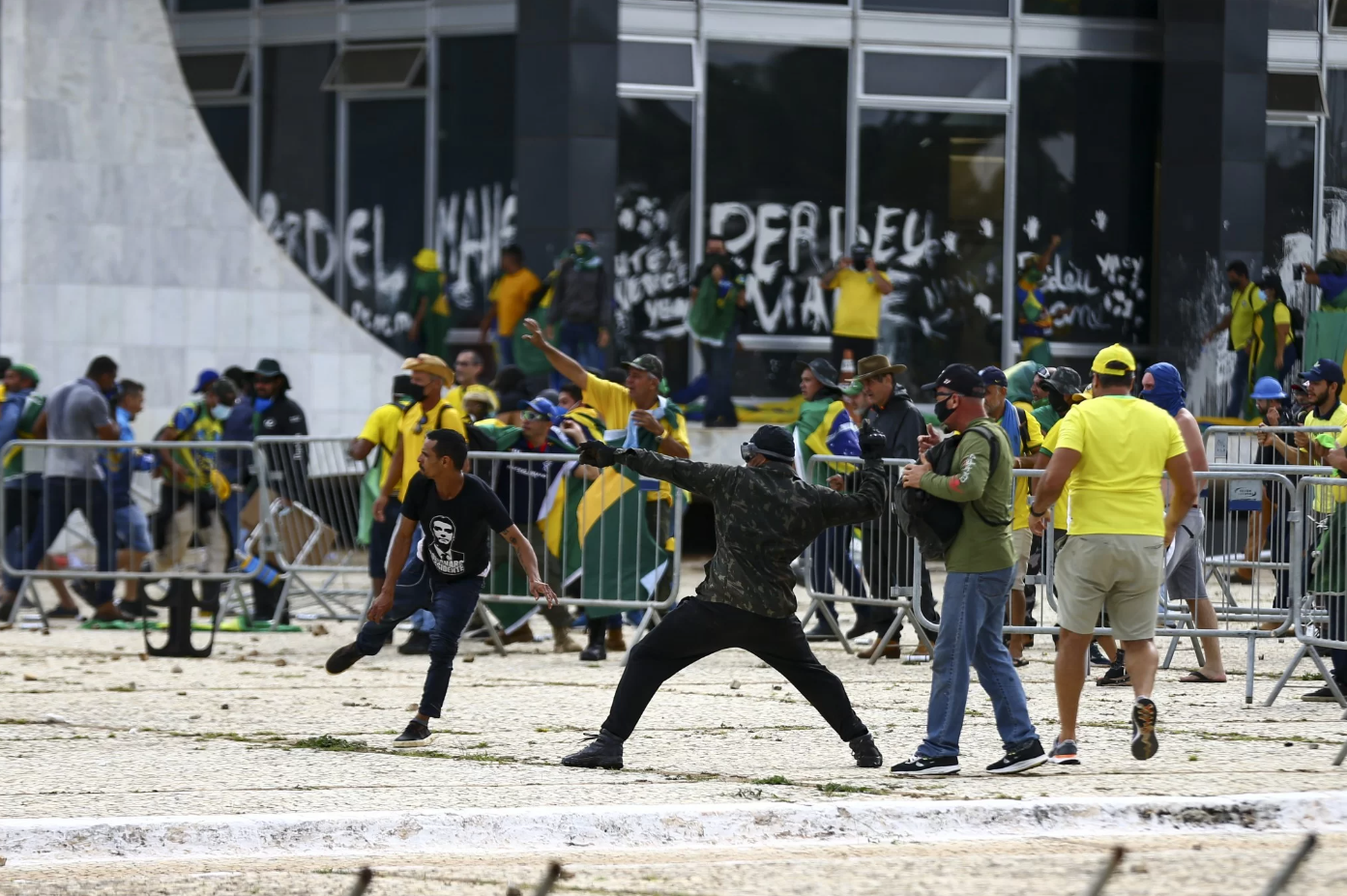 Dá pra começar uma guerra: os pedidos por armas no QG bolsonarista