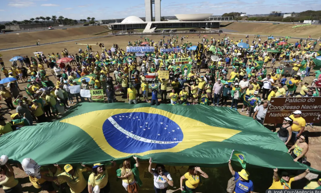 Paineis reúnem especialistas para explicar avanço da extrema-direita no mundo