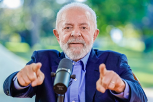 Economia, emprego e salário vão continuar crescendo, diz Lula em entrevista 