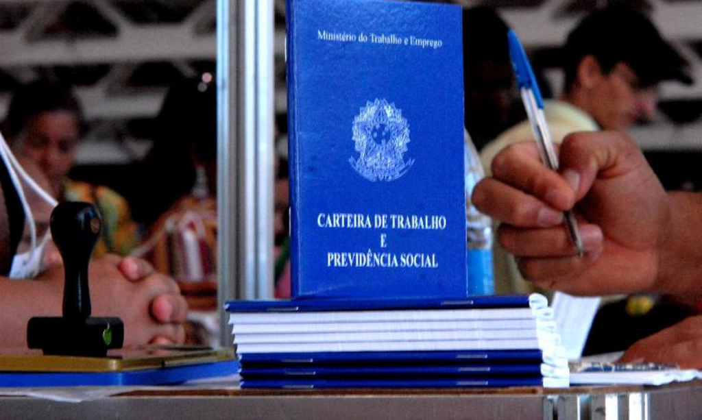 Sem saudades: após sete anos da Reforma Trabalhista, 70% dos trabalhadores informais querem  carteira assinada 
Pesquisa da FGV revela descontentamento de trabalhadores autônomos e informais, maioria quer de volta a carteira assinada
