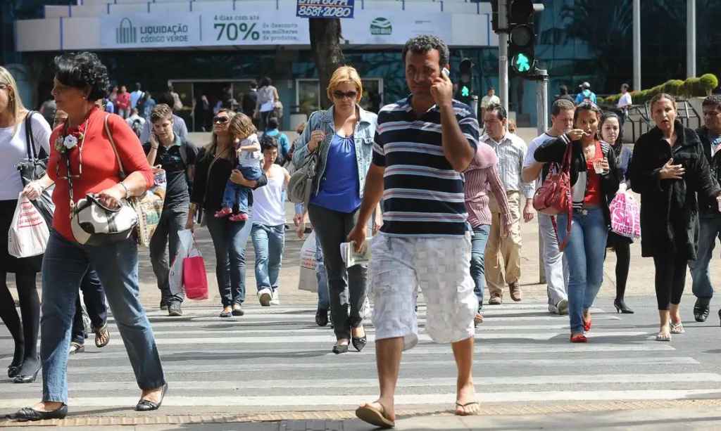 Desemprego cai para 6,9%, menor índice do trimestre desde 2014
Agência Brasil
