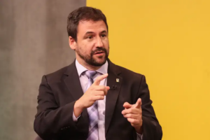 ‘Educar para lidar com o ambiente digital é uma urgência’, diz João Brant, da Secom 