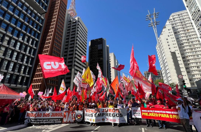 Mercado aposta contra o Brasil A cantada em prosa e verso “autonomia do Banco Central” enfraqueceu a posição do governo eleito e impôs uma camisa de força na política monetária dos dois primeiros anos do governo Lula - mas quando a economia sufocava os mais pobres a Faria Lima dormia tranquila Alberto Cantalice