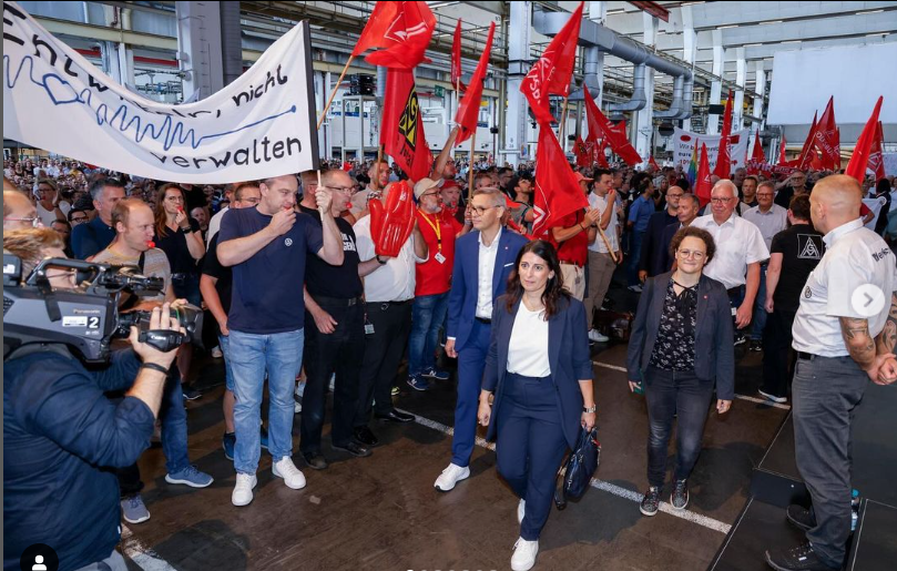 Daniela Cavallo em fábrica da VW