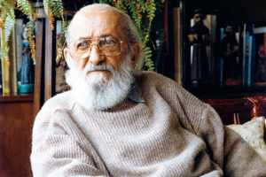 Em tempos de retrocessos históricos e da ascensão de um neofascismo global que ameaça conquistas sociais e democráticas arduamente construídas, refletir sobre o legado de Paulo Freire é não apenas um exercício de memória, mas uma ação de resistência e reavivamento político.