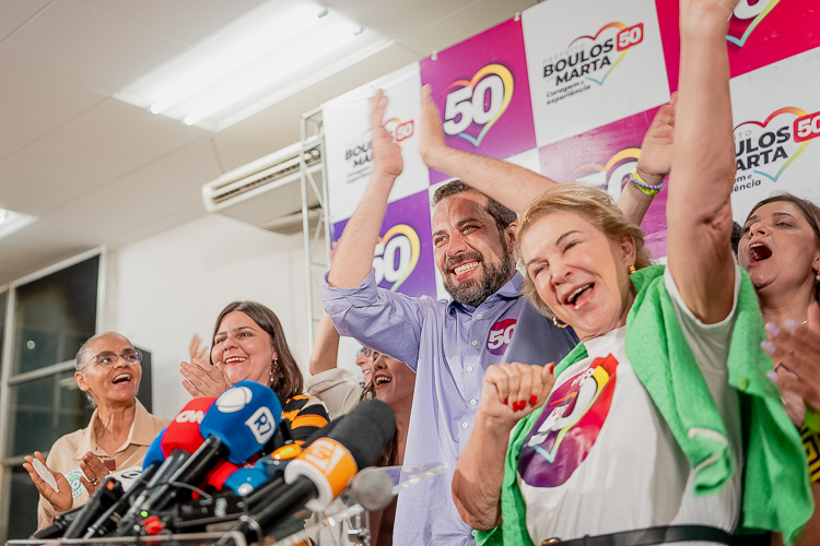 Em São Paulo, o candidato a prefeito do PSOL Guilherme Boulos, com a candidata a vice-prefeita Marta Suplicy, chegou ao segundo turno, apesar da chuva de fake news. Quatro candidatos petistas disputam o segundo turno em capitais