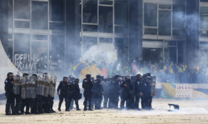 Partido aponta ligação direta com o governo Bolsonaro e cobra responsabilização total para preservar a democracia.