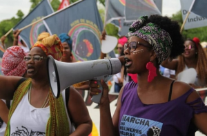 Mortes femininas por agressão física, racismo e institucionalidade