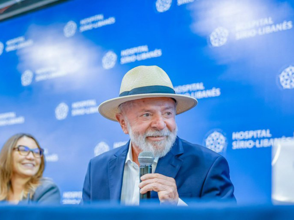 Parlamentares do PT comemoram alta hospitalar de Lula após cirurgia