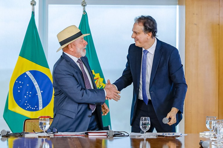 Presidente Lula e ministro Camilo Santana (Educação) durante a cerimônia de sanção do Projeto de Lei n° 4.932/2024, que dispõe sobre a utilização, por estudantes, de aparelhos eletrônicos portáteis pessoais nos estabelecimentos públicos e privados de ensino da educação básica - Foto: Ricardo Stuckert / PR