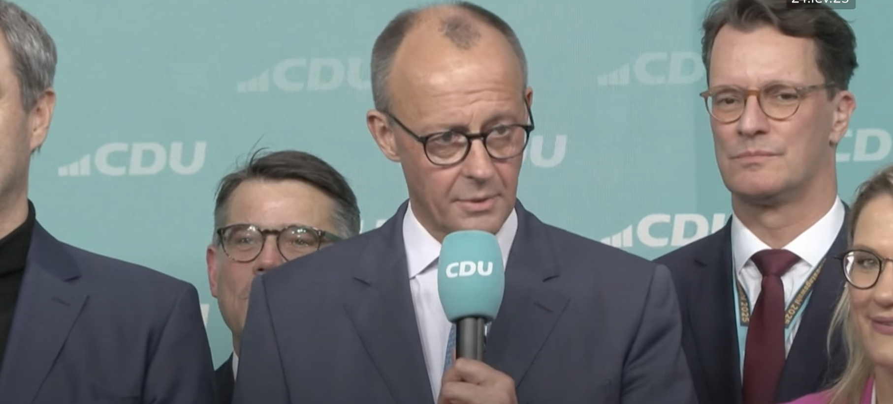 Friedrich Merz, líder do CDU, durante coletiva em Berlim, onde anunciou o início das negociações para formar um novo governo sem o AfD Foto: Reprodução Youtube