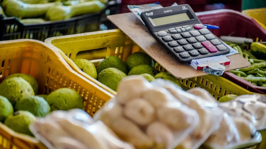 Economista explica por que era muito mais caro comer na gestão anterior do que agora 