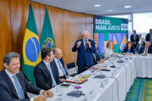 Lula envia ao Congresso PL que amplia isenção do Imposto de Renda para R$ 5 mil