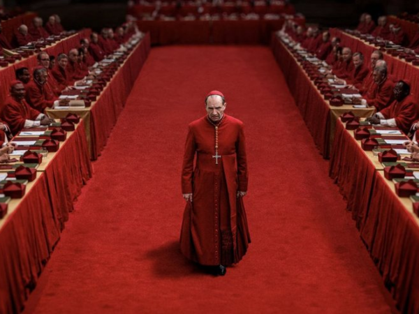 Conclave: filme retorna às telas em meio à eleição do novo Papa, agendada para o dia 7
