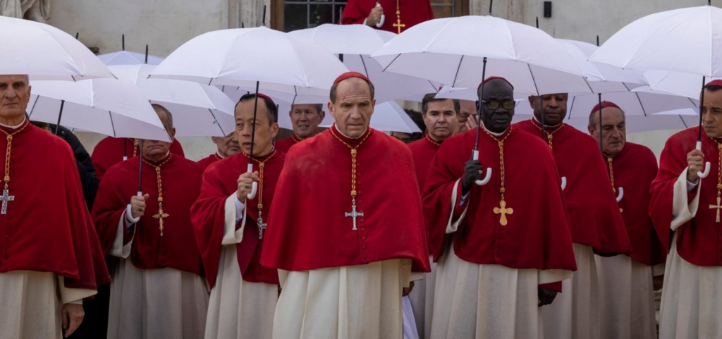 Conclave: filme retorna às telas em meio à eleição do novo Papa, agendada para o dia 7 Conclave: filme retorna às telas em meio à eleição do novo Papa, agendada para o dia 7