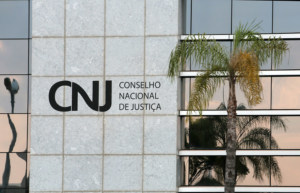 Supersalários de juízes equivalem ao orçamento de políticas públicas nas cidades mais pobres 