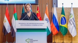 Dilma alerta para crise do dólar e defende papel do BRICS no novo equilíbrio global