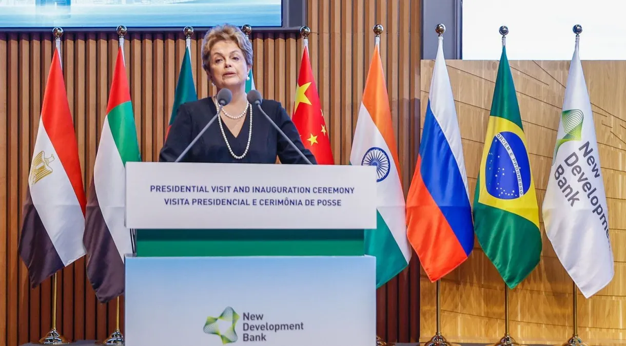 Dilma alerta para crise do dólar e defende papel do BRICS no novo equilíbrio global