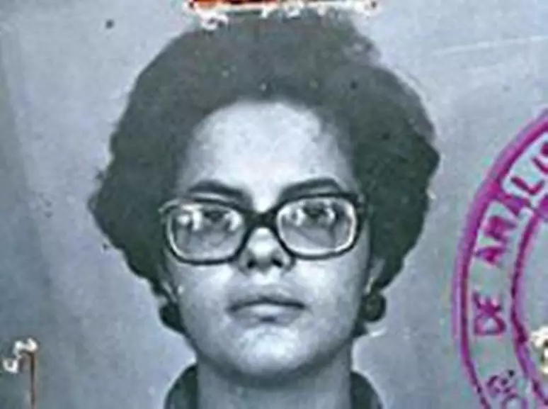 Dilma é primeira ex-presidenta indenizada por tortura e recebe pedido de desculpas do Estado Dilma é primeira ex-presidenta indenizada por tortura e recebe pedido de desculpas do Estado