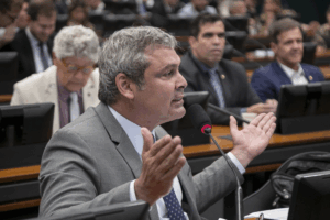 PT aciona Conselho de Ética da Câmara pela cassação de Eduardo Bolsonaro, diz Lindbergh