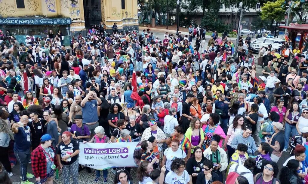 Caminhada reafirma visibilidade de mulheres lésbicas e bissexuais Caminhada reafirma visibilidade de mulheres lésbicas e bissexuais