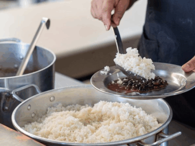 Arroz e feijão: o prato tradicional que está mais acessível ao bolso do brasileiro