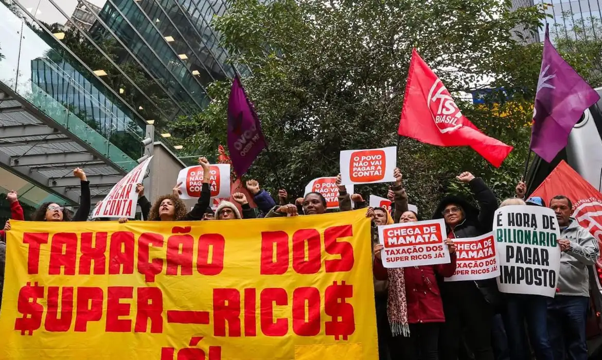 Protestos em todo o país defendem taxação dos super-ricos e criticam Congresso