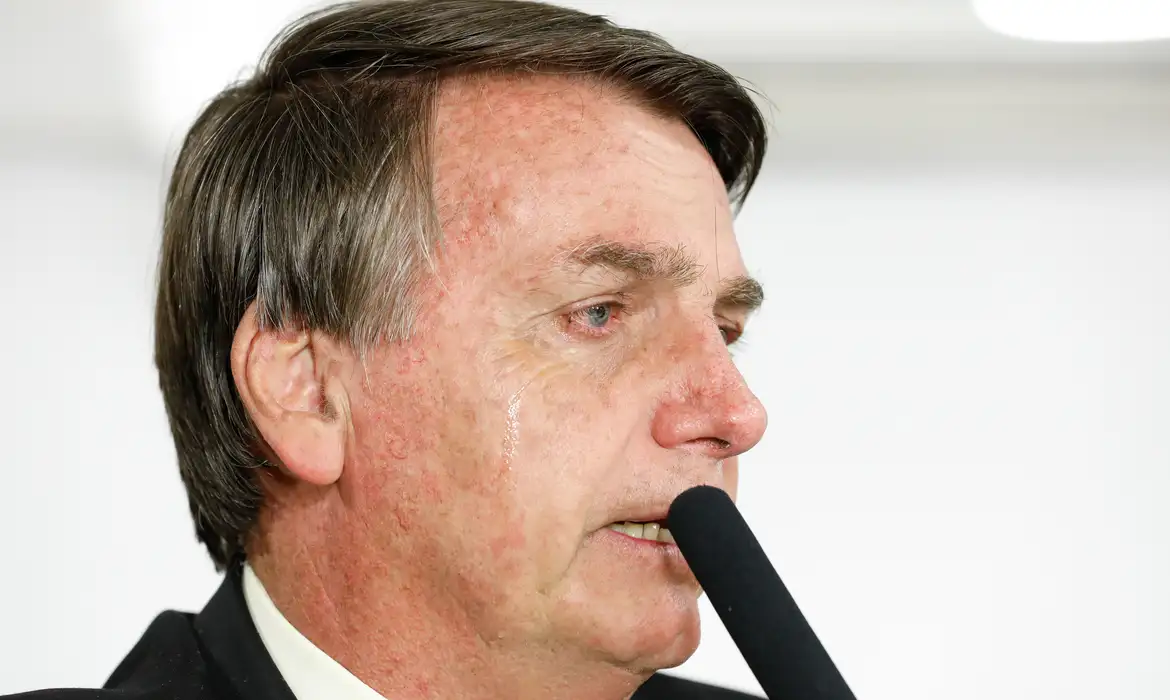 PF cumpre mandados na casa de Bolsonaro; ex-presidente foi levado para colocar tornozeleira eletrônica