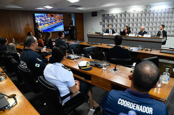 ECA 35 anos: audiência esvaziada vira palanque de Damares para educação em casa e trabalho infantil ECA 35 anos: audiência esvaziada vira palanque de Damares para educação em casa e trabalho infantil