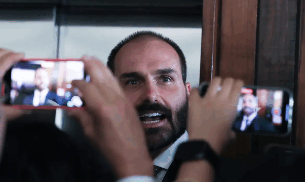 Eduardo Bolsonaro afronta STF, Flávio foge do país e pai nega o óbvio: nova crise expõe desespero da família Eduardo Bolsonaro afronta STF, Flávio foge do país e pai nega o óbvio: nova crise expõe desespero da família