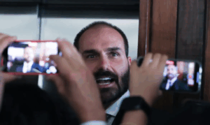Eduardo Bolsonaro afronta STF, Flávio foge do país e pai nega o óbvio: nova crise expõe desespero da família