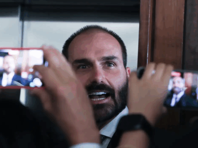 Eduardo Bolsonaro afronta STF, Flávio foge do país e pai nega o óbvio: nova crise expõe desespero da família