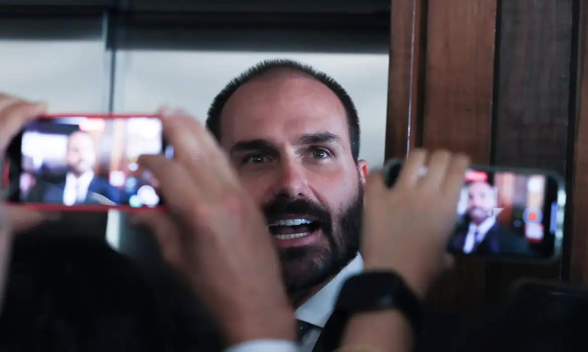 Eduardo Bolsonaro afronta STF, Flávio foge do país e pai nega o óbvio: nova crise expõe desespero da família
