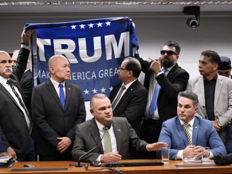 Deboche na Câmara: oposição exibe bandeira de Trump em protesto contra proibição de homenagem a Bolsonaro