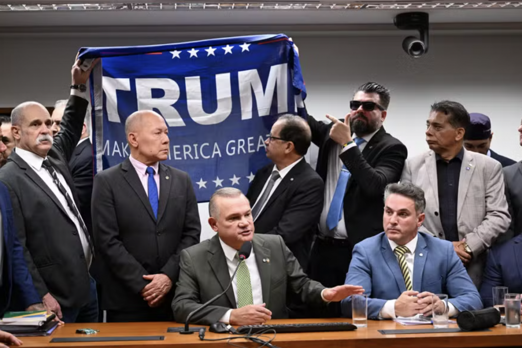 Deboche na Câmara: oposição exibe bandeira de Trump em protesto contra proibição de homenagem a Bolsonaro