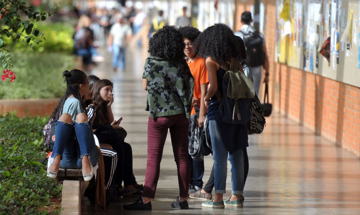 “As cotas mudaram o Brasil universitário”, afirma socióloga; estudo aponta que negros e pobres já são maioria nas universidades públicas