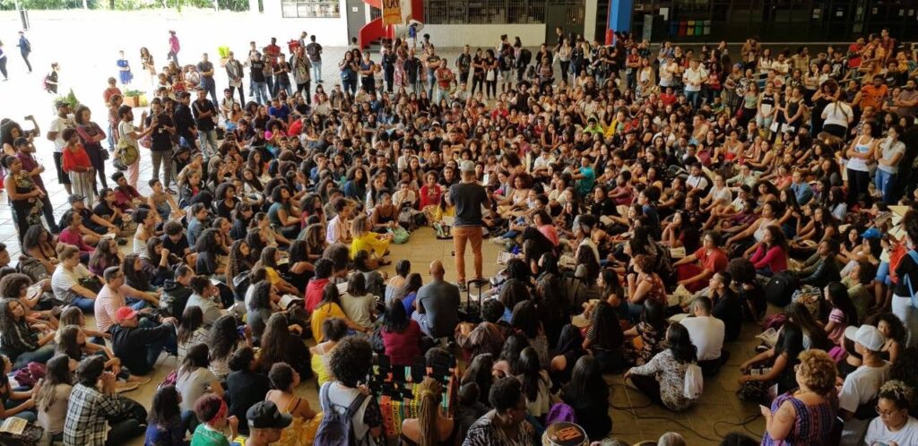 Cursinhos populares ganham apoio com projetos de lei em câmaras municipais