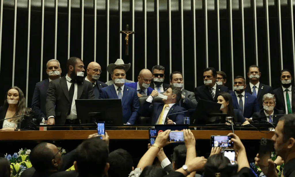 Oposição ocupa plenários e volta a pressionar por anistia e impeachment de Moraes Oposição ocupa plenários e volta a pressionar por anistia e impeachment de Moraes