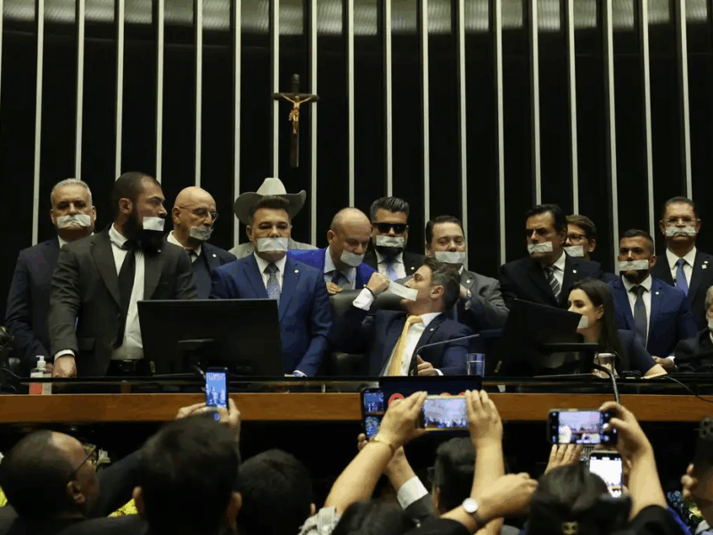 Oposição ocupa plenários e volta a pressionar por anistia e impeachment de Moraes