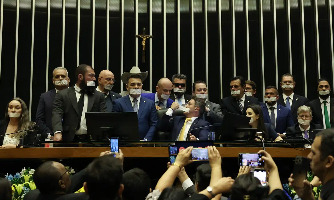 Oposição ocupa plenários e volta a pressionar por anistia e impeachment de Moraes