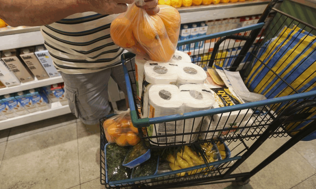 Inflação desacelera em julho com alimentos mais baratos pelo segundo mês seguido Inflação desacelera em julho com alimentos mais baratos pelo segundo mês seguido