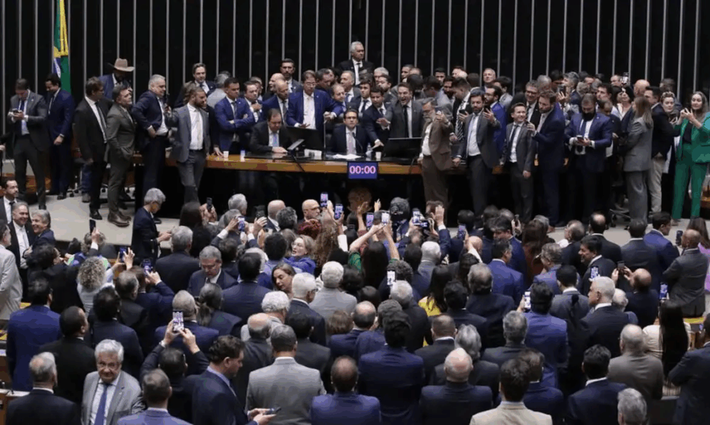 Presidente da Câmara encaminha pedidos de afastamento de 14 deputados da oposição por participação em motim; jurista vê risco e defende punição Presidente da Câmara encaminha pedidos de afastamento de 14 deputados da oposição por participação em motim; jurista vê risco e defende punição
