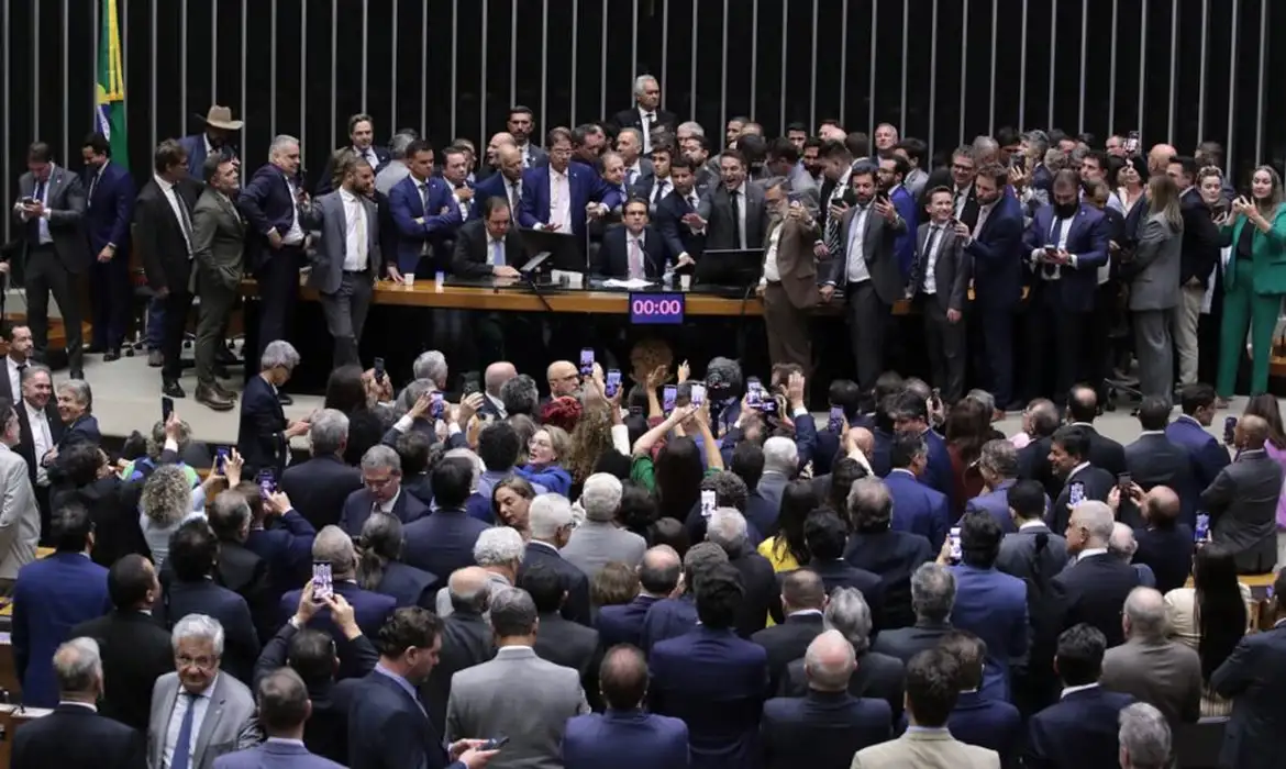 Presidente da Câmara encaminha pedidos de afastamento de 14 deputados da oposição por participação em motim; jurista vê risco e defende punição