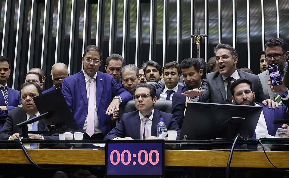 Presidente da Câmara encaminha pedidos de afastamento de 14 deputados da oposição por participação em motim; jurista vê risco e defende punição Presidente da Câmara encaminha pedidos de afastamento de 14 deputados da oposição por participação em motim; jurista vê risco e defende punição