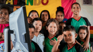 Brasil Conectado leva internet a 60% das escolas públicas e avança com nova etapa via satélite